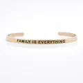 Eleganter Armreif aus roségoldenem Edelstahl mit der Gravur "Family is Everything" - Familie ist alles Zitat