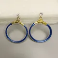 Detail van grote jelly oorringen gevuld met sprankelende blauwe glitters - Blauw