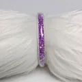 Vista macro detallada de un brazalete de PVC de 9 mm relleno de circonitas púrpuras. - Azul Púrpura