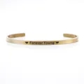 Eleganter roségoldener Edelstahl-Armreif mit Forever Young-Herzgravur, 4mm breit - Ewig Jung