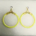 Grote gele glitter jelly oorringen met goudkleurige strass-steentjes versierd - Geel