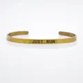 Minimalistisches Armreif aus roségoldenem Edelstahl mit motivierender JUST RUN Gravur - Lauf einfach