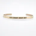 Roségoldenes Edelstahl-Armband mit dem eingravierten Spruch 'LET THAT SHIT GO'. - Lass den Scheiß los Zitat