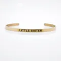 Eleganter Edelstahl-Armreif in Roségold mit LITTLE SISTER Gravur für Damen und Mädchen - Kleine Schwester Zitat