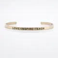 Roségoldenes Edelstahl-Armreif mit LOVE INSPIRE TEACH Gravur - Liebe Inspirieren Lehren Zitat