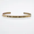 Eleganter Armreif aus roségoldenem Edelstahl mit eingraviertem Mind Over Matter - Geist über Materie Zitat