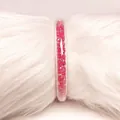Brazalete de PVC transparente de 9 mm lleno de cristales rosas brillantes sobre piel blanca - Rosa rojo