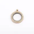 Detailweergave van een ronde gouden locket met vele glinsterende kristallen stenen - KC Goud