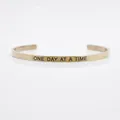 Roségoldener Armreif aus hochwertigem Edelstahl mit 'ONE DAY AT A TIME' Text-Gravur - ONE DAY AT A TIME Zitat