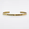 Goldener Edelstahl-Armreif mit Peaceful Warrior Gravur, 4mm Breite, SKU Ansicht - PEACEFUL WARRIOR Zitat