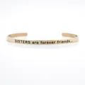Armreif aus roségoldenem Edelstahl mit der Gravur Sisters Are Forever Friends für Damen - SISTERS are forever friends Zitat