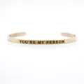 Eleganter roségoldener Edelstahl-Armreif mit der Gravur YOU'RE MY PERSON für Sie - YOU'RE MY PERSON Zitat