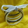 Elegant multilayer silicone glitter bangles set with a white decorative ribbon bow - White and Black