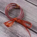 Detailweergave van 5 rode glitter siliconen jelly bangles met een feestelijk lint - 5 Stuks / Rood (JB604)