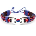 Detailansicht des gewebten Lederarmbands mit Flagge Südkoreas und Glascabochon - Leder Wachskordel Stil