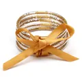 Dettaglio dei braccialetti in perline di silicone dorato a 5 strati con fiocco in raso. - Set a 5 Strati (JB618) / Oro