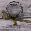 Detailopname van 5-delige set siliconen jelly armbanden met gouden glittervulling. - 5 Stuks / Zwart (JB604)