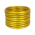 Nahaufnahme von neun goldenen Glitzer-Jelly-Armbändern aus weichem Silikon - 9er Set / Gold