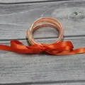 Brazalete de silicona con purpurina naranja de cinco capas con un lazo de cinta de raso - Naranja