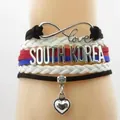 Primo piano di un bracciale fatto a mano a tema bandiera coreana con ciondoli - Stile Bandiera Corea del Sud