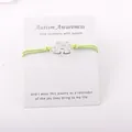 Detail van de Autism Awareness armband met zilveren puzzelstukje en groen koord - Fluorescerend Groen