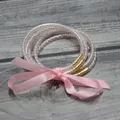 Juego de 5 brazaletes de perlas rosas en tubos transparentes con lazo decorativo de seda - Rosa Claro