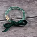 Vista detallada de pulseras jelly de 3 capas con pedrería verde y lazo de cinta - Mayo Verde
