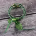 Macrodetail van vijf groene siliconen glitterarmbanden met een feestelijke strik - 5 Stuks / Groen (JB604)