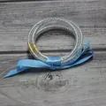 Detalle de pulseras de silicona de cinco capas con cuentas plateadas y lazo de cinta azul - Azul cielo