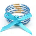 Vista dettagliata di un set di cinque braccialetti jelly con perline blu e fiocco - Set a 5 Strati (JB618) / Azzurro