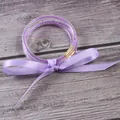 Detalle de pulseras jelly con purpurina violeta atadas con una cinta de satén - Junio Púrpura Claro