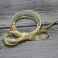 Pulsera de perlas multicapa en tubos de silicona con elegante lazo de cinta crema - Dorado