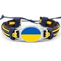 Detaillierte Nahaufnahme der Ukraine-Flagge in einem handgeflochtenen Lederarmband. - Ukraine