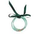 Detalle de cinco pulseras de silicona verde con purpurina y un elegante lazo de satén - Agosto