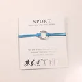 Vue détaillée du bracelet de danse bleu avec citation inspirante sur carte cadeau. - Bleu