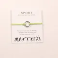 Détail montrant la bague en argent DANCE gravée sur un bracelet sport vert avec carte. - Vert
