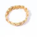 Gros plan d'un bracelet torsadé en PVC doré à 6 brins tressés sur un fond blanc épuré - Or