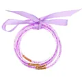 Elegantes brazaletes jelly morados con purpurina, conectores dorados y cinta de seda - Junio