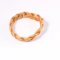 Détail d'un bracelet jonc en gelée tressé doré fabriqué en matériau PVC souple et léger - Vieil Or