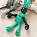 Groene paracord motorrijder figuur sleutelhanger met zwarte helm accessoire. - Groen