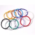 Vue détaillée de bracelets en PVC tressé à 3 brins colorés dans diverses teintes métalliques - Style Tressé Torsadé (JB620) / Multicolore