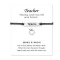 Detailansicht des Lehrer-Wunscharmbands mit gravierter TEACH-Platte auf der Karte. - TEACH Buchstaben-Stil / Schwarz