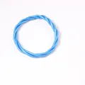 Détail macro d'un bracelet en PVC tressé bleu à trois fils sur un fond blanc épuré - Style Tressé Torsadé (JB620) / Bleu clair