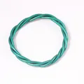Vue rapprochée d'un bracelet en PVC tressé à trois brins de couleur vert sarcelle - Style Tressé Torsadé (JB620) / Vert