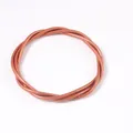 Vue détaillée de la texture torsadée à 3 brins de ce bracelet en PVC doré. - Style Tressé Torsadé (JB620) / Or rose