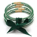 Set di cinque braccialetti con perline gelatina verde e un nastro di raso verde scuro - Set a 5 Strati (JB618) / Verde Scuro