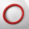 Bracelet jonc bouddhiste en silicone rouge vif de 9mm, fini brillant, sur fond neutre épuré - Rouge