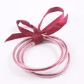Lot de trois joncs en silicone pailleté rose avec un élégant ruban bordeaux - Ensemble à 3 couches / Rouge Foncé