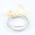 Lot de trois bracelets joncs en silicone à paillettes avec un élégant nœud en satin - Ensemble à 3 couches / Or clair
