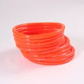Set aus 9 glänzenden hellorangefarbenen PVC-Jelly-Armreifen als Mode-Accessoire - 9er Set / Orangerot